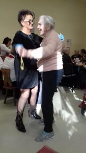 Seniorzy tańczą