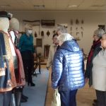 Seniorzy zwiedzają Muzeum w Podegrodziu 02
