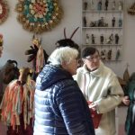 Seniorzy zwiedzają Muzeum w Podegrodziu 01