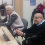 seniorzy uczą się obsługi tabletu